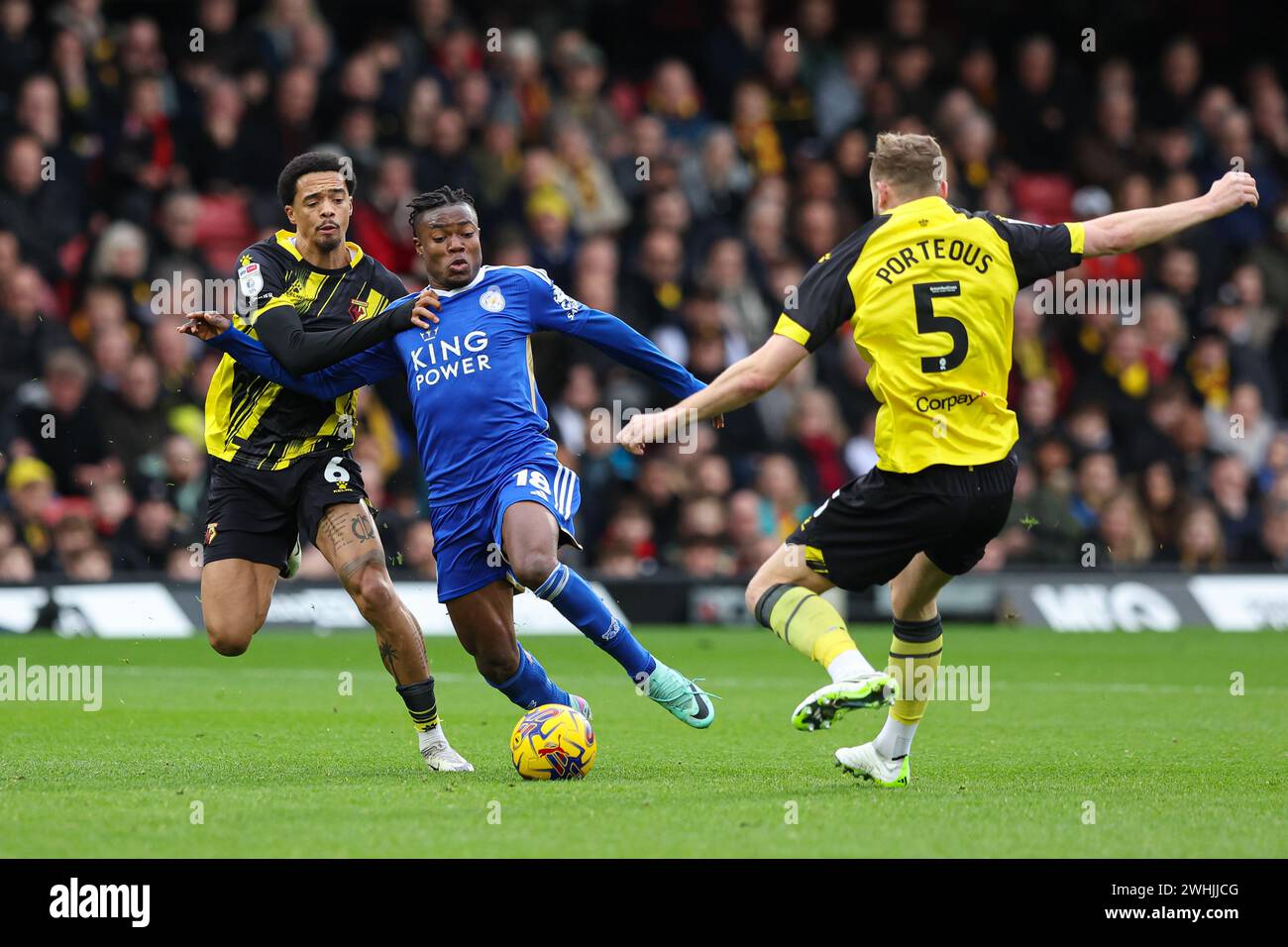 Watfords Jamal Lewis (links), Leicester Citys Abdul Fatawu (Mitte) und Watfords Ryan Porteous (rechts) kämpfen um den Ball während des Sky Bet Championship Matches in der Vicarage Road, Watford. Bilddatum: Samstag, 10. Februar 2024. Stockfoto