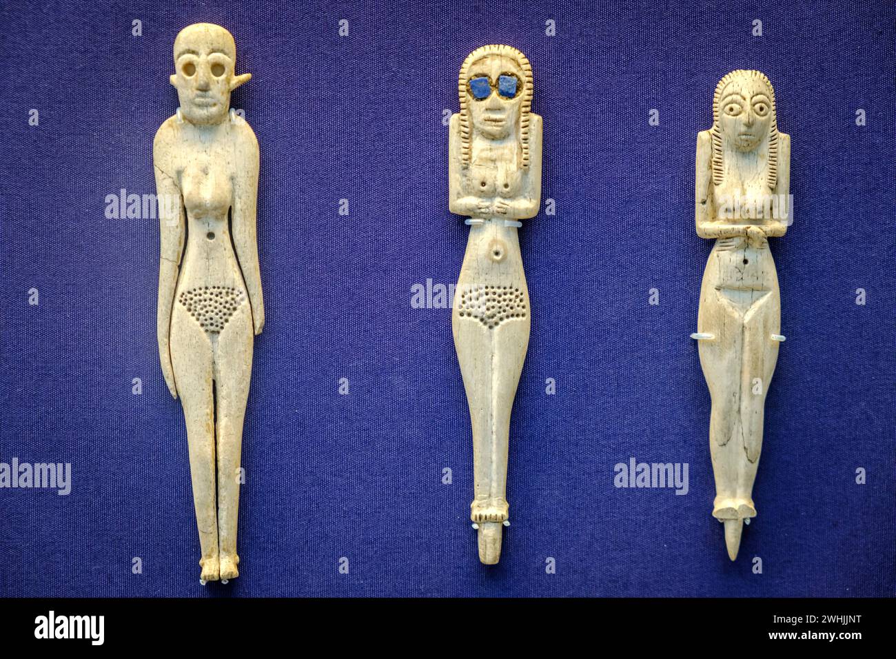 Elfenbein weibliche Figuren mit Lapis Lazuli Intarsien Augen. Altägyptisch Stockfoto