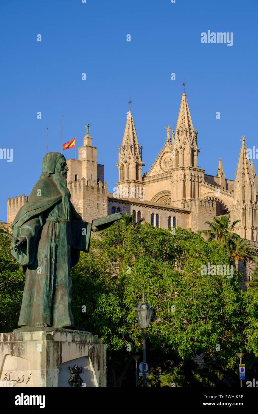 Monument für Ramon Llull mit der Kathedrale im Hintergrund Stockfoto