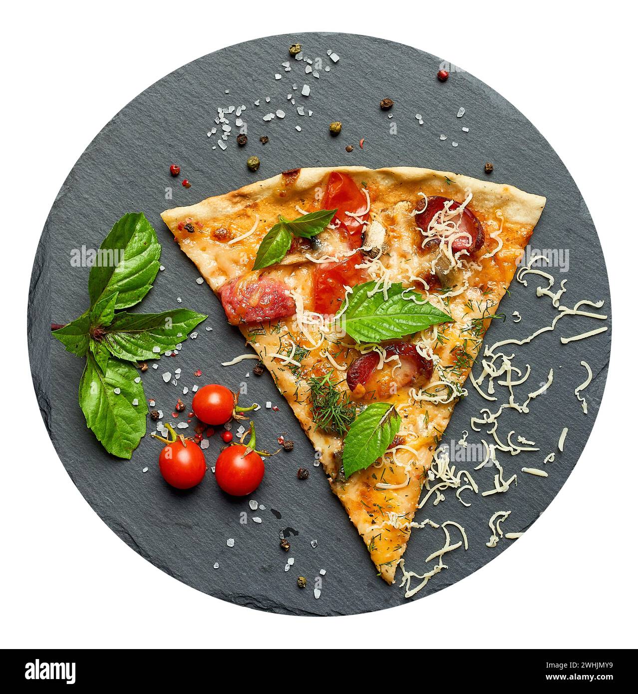 Köstliche dreieckige Pizza mit Räucherwürsten, Pilzen, Tomaten Stockfoto