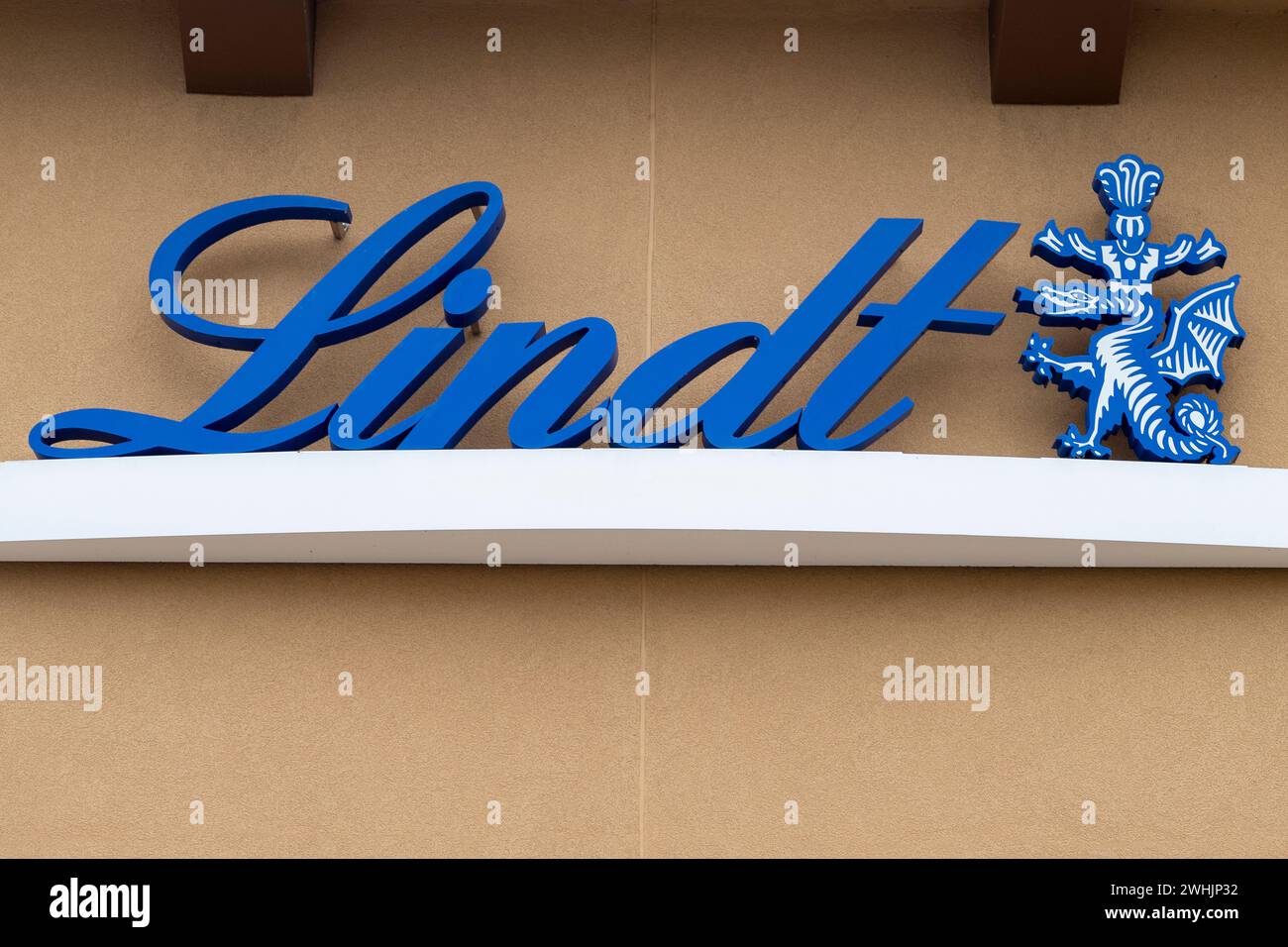 Montreal, Kanada, - 07. August 2023: Lindt Markenlogo auf der Ladenfront im Outlet Stockfoto