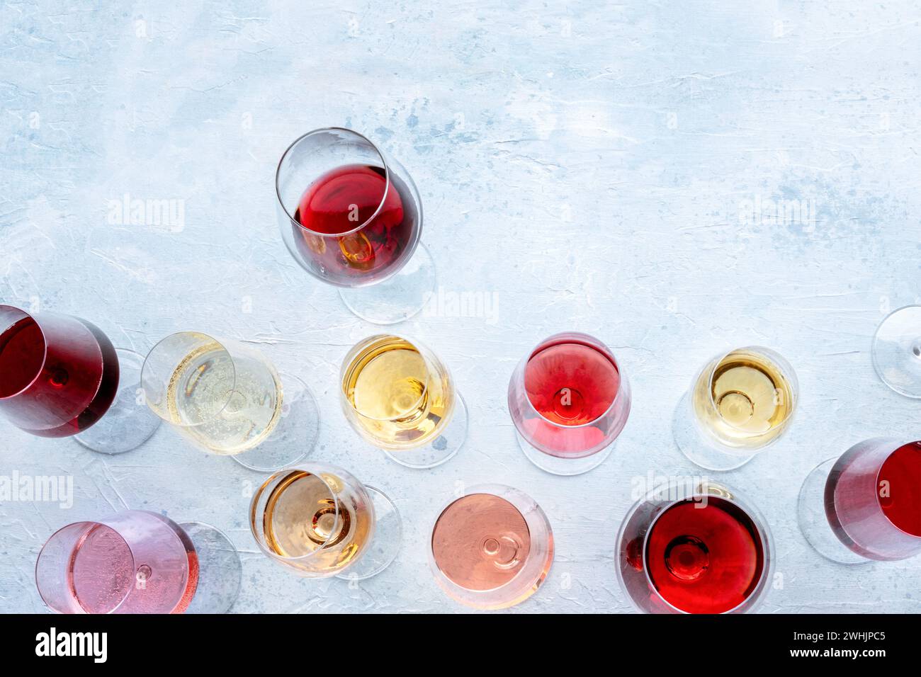 Weingläser bei einer Verkostung. Rosen-, Rot- und Weißwein, Getränke auf dem Tisch Stockfoto