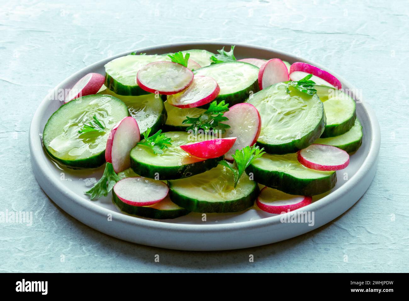 Frischer Gurken- und Rettichsalat mit Petersilie. Einfaches veganes Rezept Stockfoto