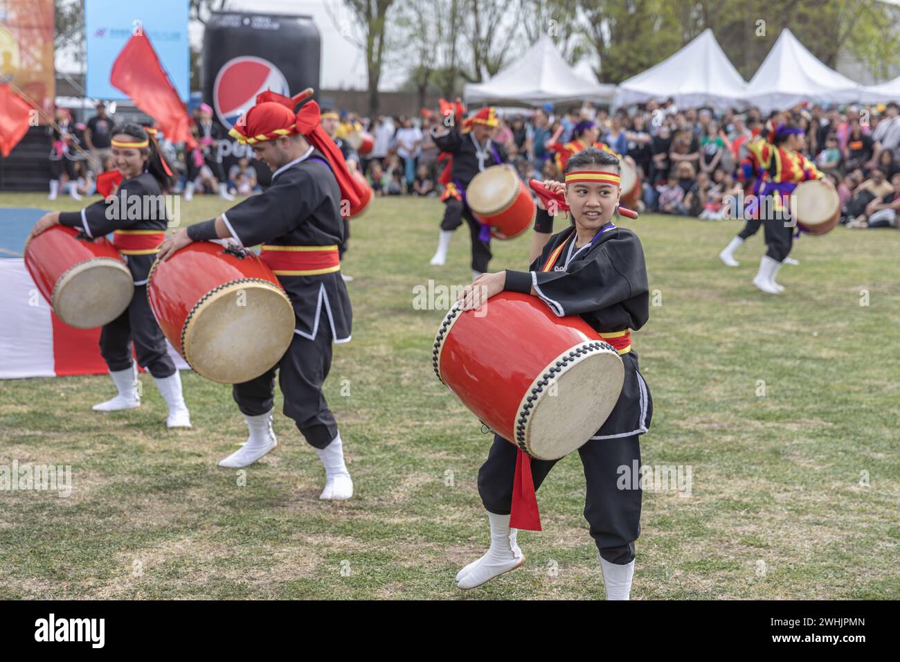 Buenos Aires, Argentinien - 3. Februar 2024: Japanische Tänzer mit Trommel. EISA (japanischer Tanz mit Schlagzeug) in Varela Matsuri. Stockfoto