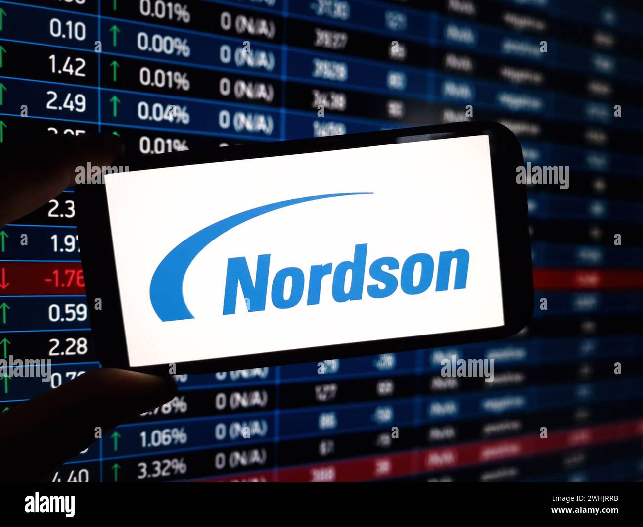 Konskie, Polen – 09. Februar 2024: Logo der Nordson Corporation auf dem Mobiltelefon Stockfoto