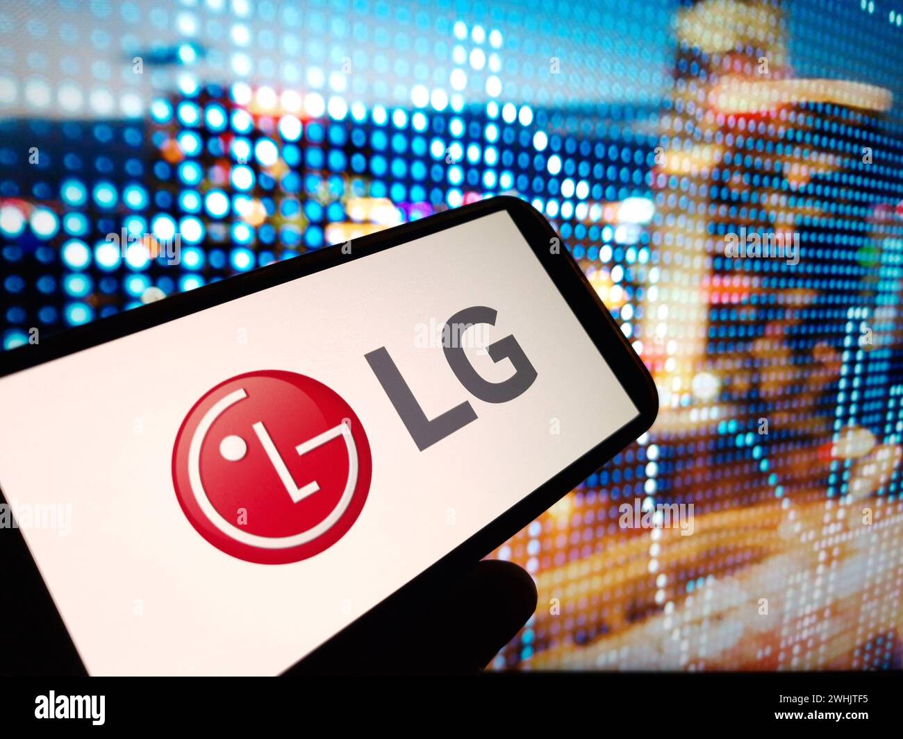 Konskie, Polen – 09. Februar 2024: Das Firmenlogo von LG Electronics wird auf dem Mobiltelefon angezeigt Stockfoto