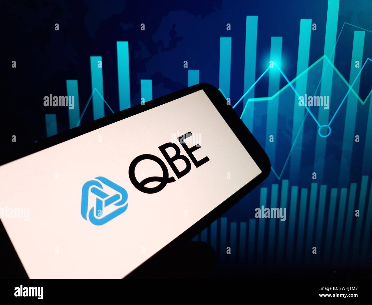 Konskie, Polen – 09. Februar 2024: Das Firmenlogo der QBE Insurance Group Limited wird auf dem Mobiltelefon angezeigt Stockfoto