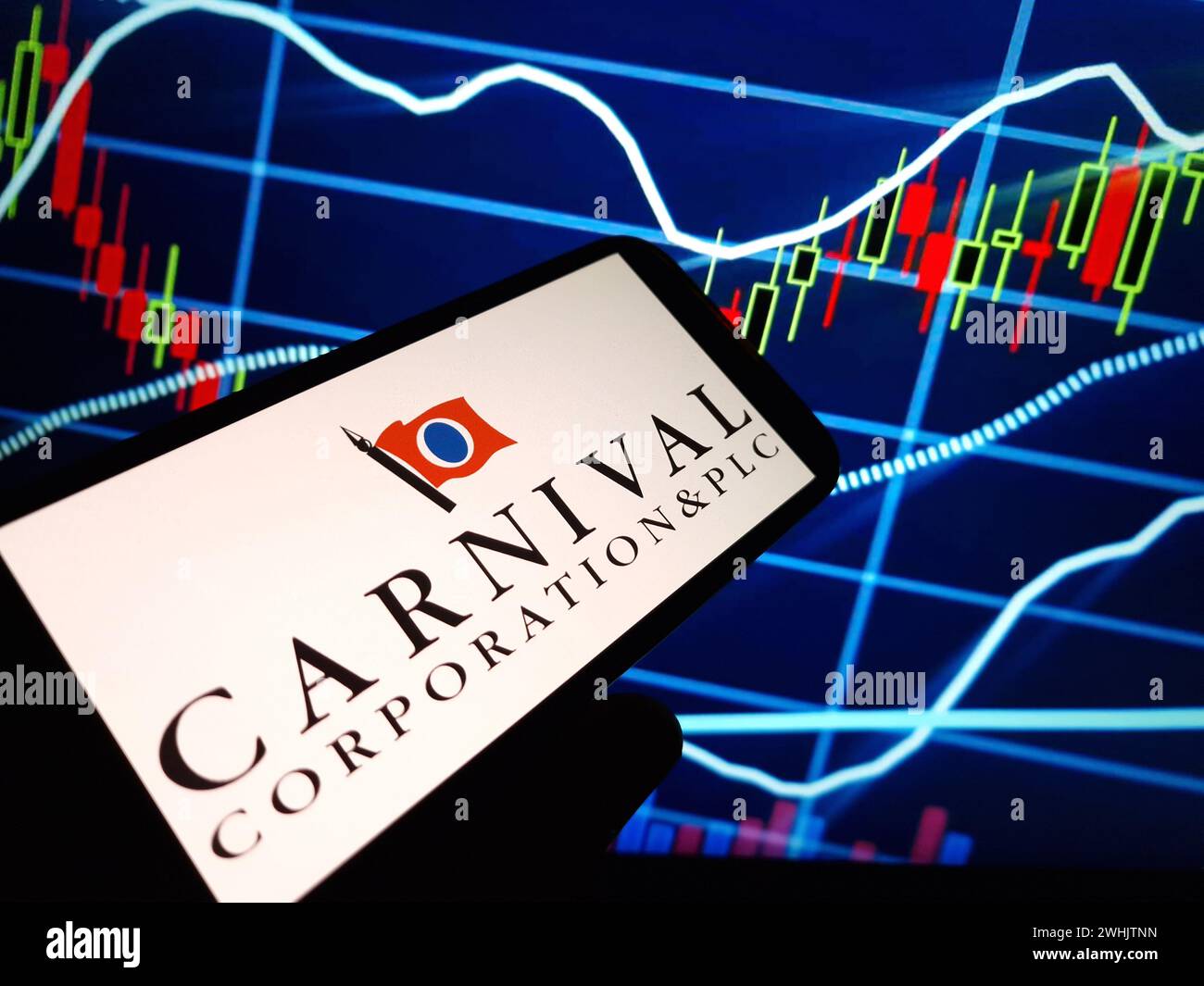 Konskie, Polen - 9. Februar 2024: Carnival Corporation und plc Logo auf dem Handy Stockfoto