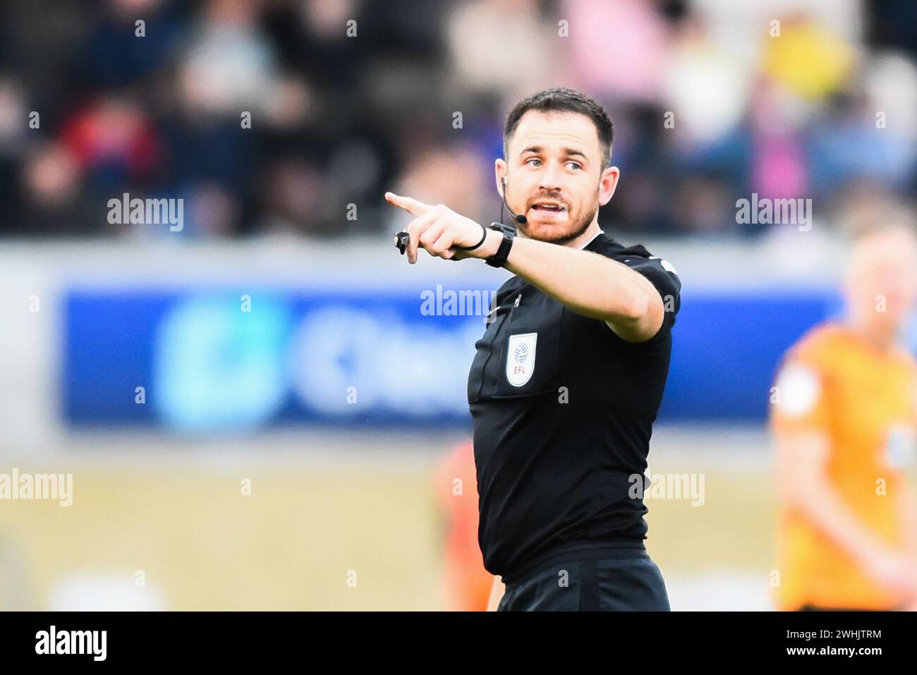 Schiedsrichter Ben Atkinson (Match-Schiedsrichter) Gesten während des Spiels der Sky Bet League 1 zwischen Cambridge United und Cheltenham Town im Cledara Abbey Stadium, Cambridge am Samstag, den 10. Februar 2024. (Foto: Kevin Hodgson | MI News) Credit: MI News & Sport /Alamy Live News Stockfoto