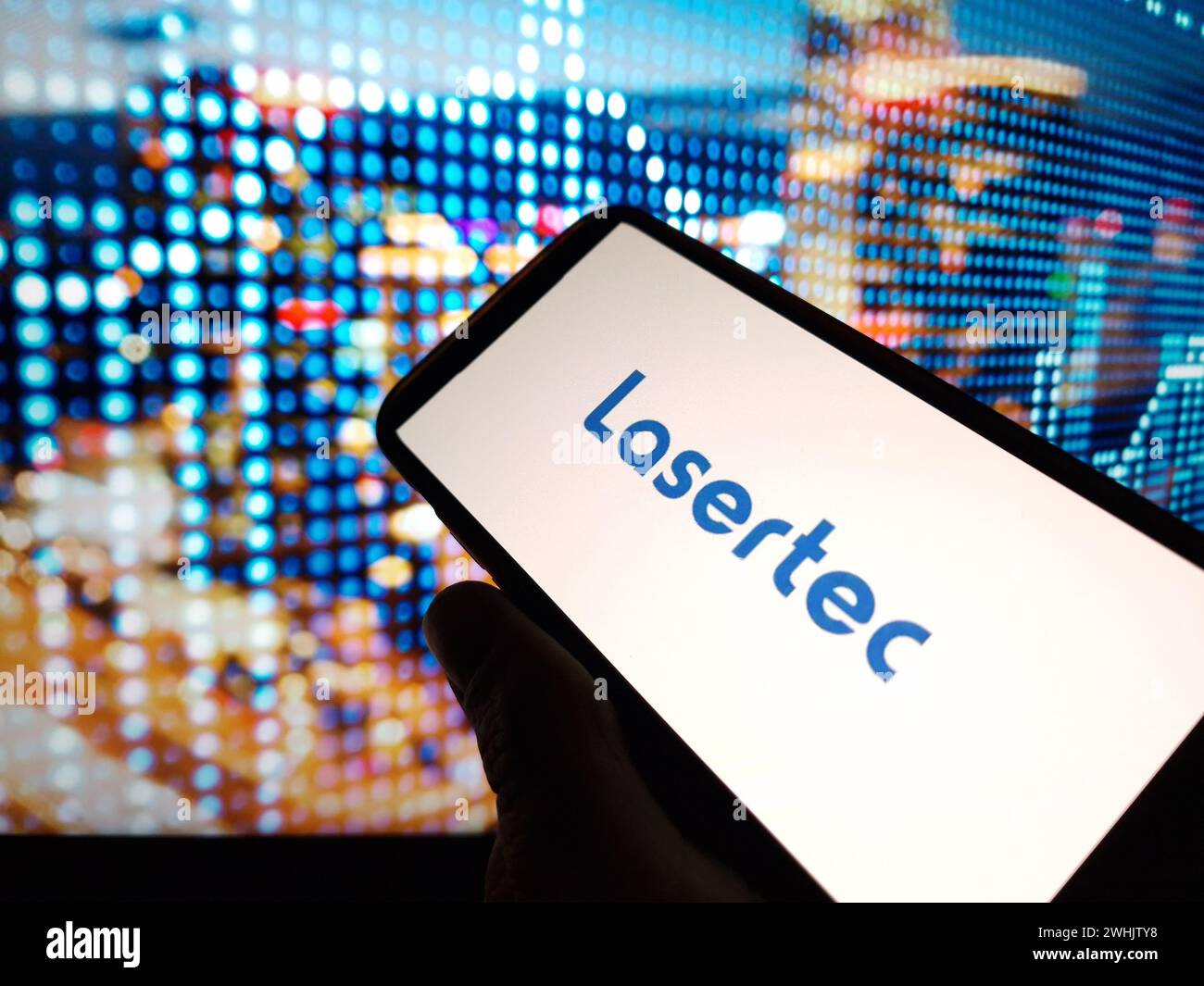 Konskie, Polen – 09. Februar 2024: Das Firmenlogo von LASERTEC wird auf dem Mobiltelefon angezeigt Stockfoto