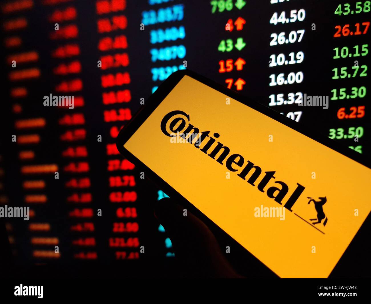 Konskie, Polen – 09. Februar 2024: Das Logo des kontinentalen Unternehmens wird auf dem Mobiltelefon angezeigt Stockfoto