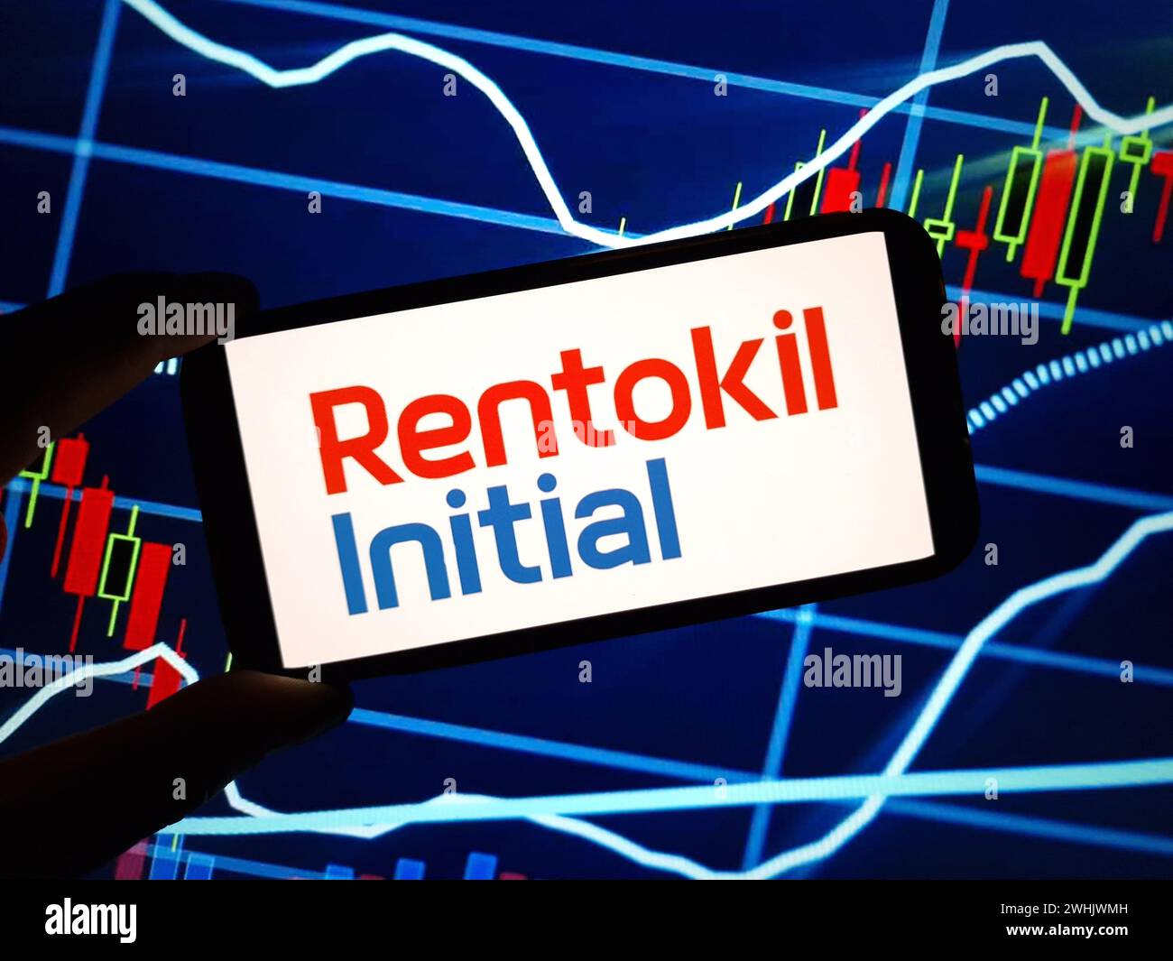 Konskie, Polen – 09. Februar 2024: Das erste Firmenlogo von Rentokil wird auf dem Mobiltelefon angezeigt Stockfoto