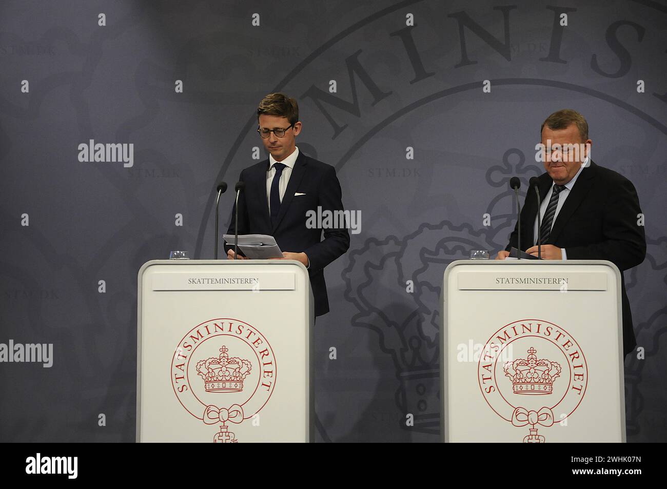 Kopenhagen/Dänemark - 13. Juni 2017. Der dänische Premierminister Lars Lokke Rasmussen(R) und der dänische Steuerminister Karsten Lauritzen halten eine Pressekonferenz in der Spiegelhalle des Premierministers ab und sagten der Nation, dass die Steuerabteilung am 1. juli 2018 entbunden wird und dass es ein neues Modell 7-Büro mit einem neuen Steuersystem gibt, das viel einfacher wird für Nation. (Photo.Francis Joseph Dean/Deanpictures) Stockfoto