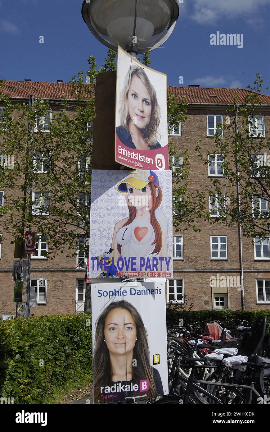 KOPENHAGEN/DÄNEMARK. 9. Juni 2015  Fake Wahlplakat unter dänischen Servious Wahlen Plakat der Liebe-Partei (Foto von Francis Joseph Dean/Deanpictures) Stockfoto