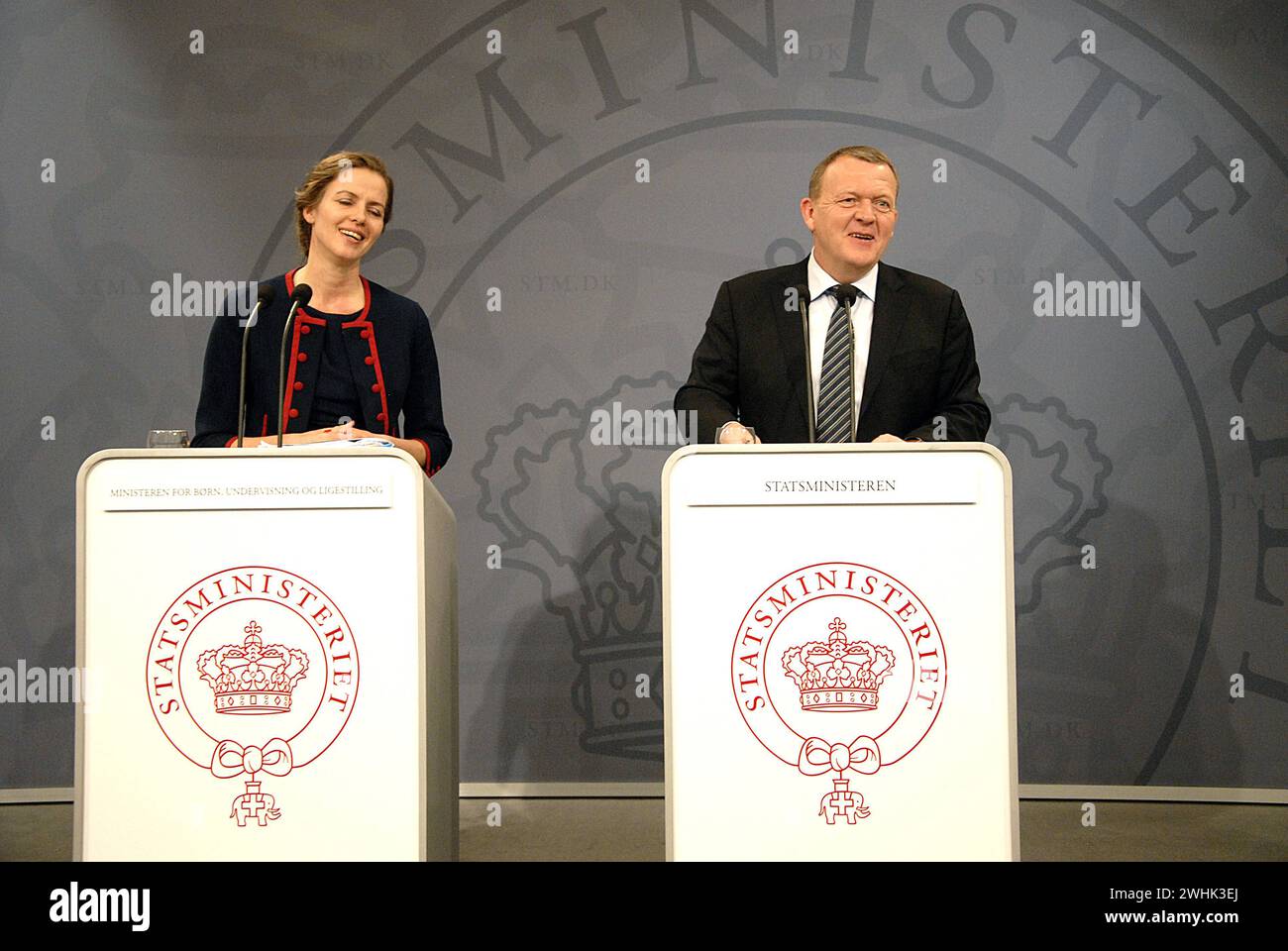 KOPENHAGEN / DÄNEMARK  06. April 2016  Dänemarks Premierminister Lars Lokke Rasmussen Lars Løkke Rasmussen und gemeinsame Pressekonferenz zusammen mit Ellen Tran Norby Ellen Tran Nørby Minister für Gleichheit, Kinder und Erziehung, eine leichte Reform für College-Eduation für jeden Studen wird 4 Punkte in dänischer Sprache und Mathematik im Test haben, dann wird er oder sie ihre Ausbildung in weiterführen die dänische Regierung des Bildungssystems will ein besseres Bildungssystem für dänemark Pressekonferenz in der Spiegelhalle des Premierministers in christiansborg Photo. Francis Joseph Dean/DeanPictures Stockfoto