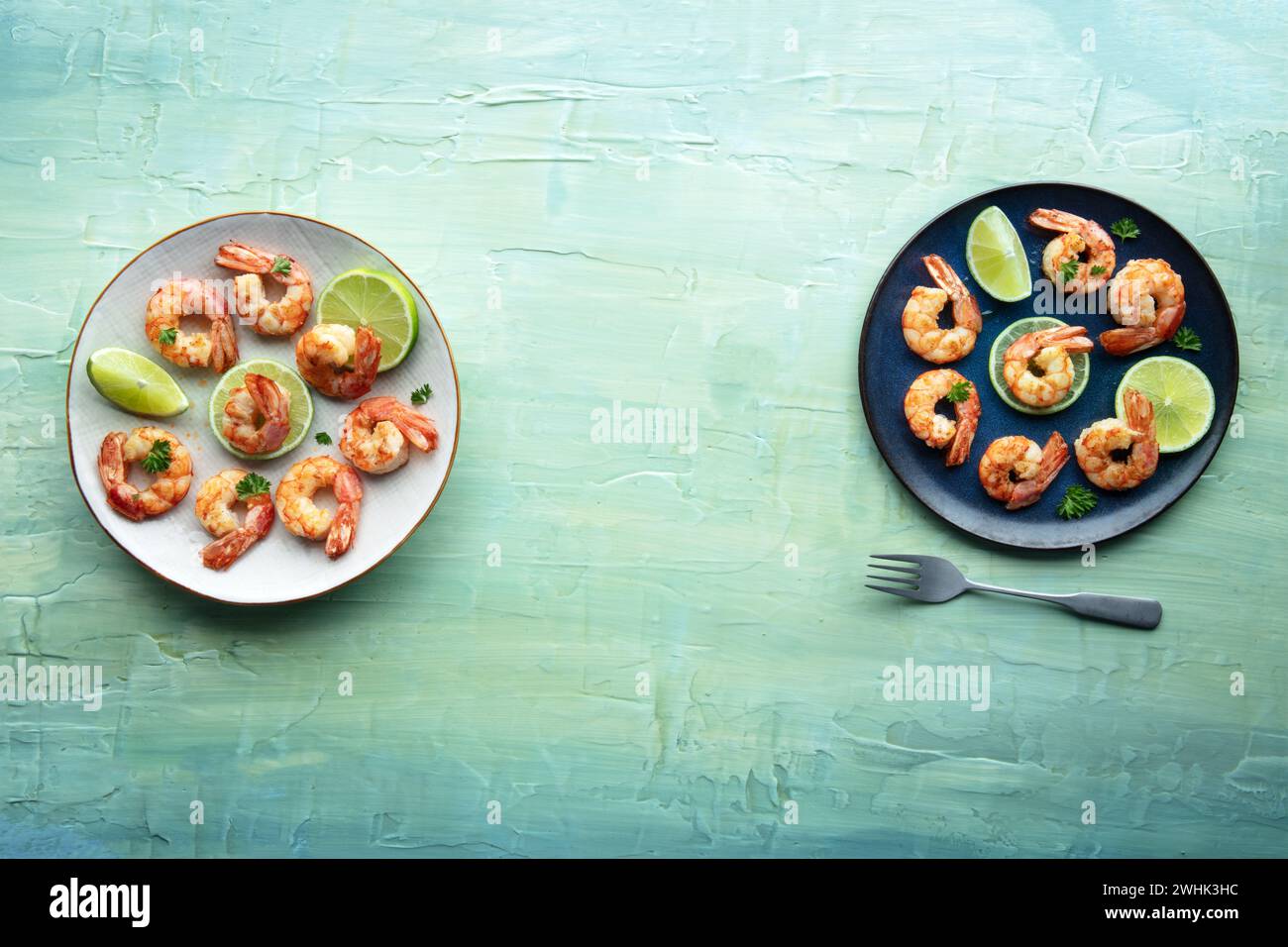 Shrimps, Overhead Flat Lay Shot mit Kopierraum. Gekochte Garnelen Stockfoto