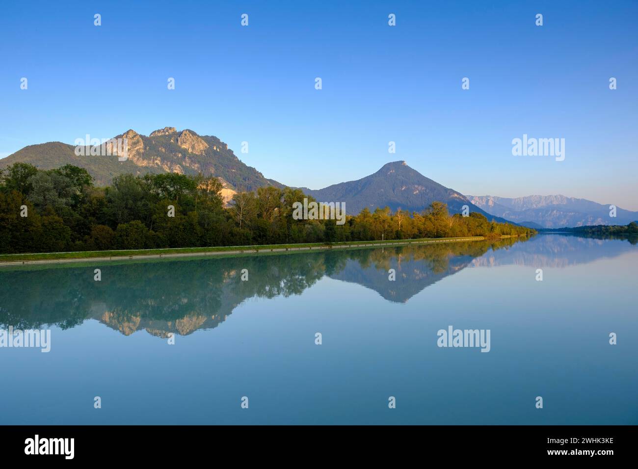 Gasthof bei Sonnenuntergang, mit Bergen, Brannenburg, Inntal, Oberbayern, Bayern, Deutschland Stockfoto