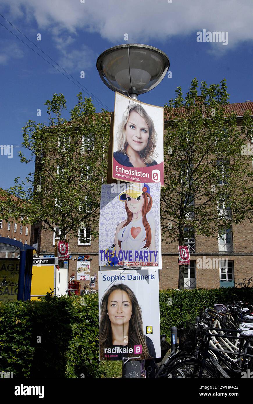 KOPENHAGEN/DÄNEMARK. 09. Juni 2015  gefälschtes Wahlplakat unter den dänischen Unterwürfigen Wahlplakaten die Love Party Stockfoto