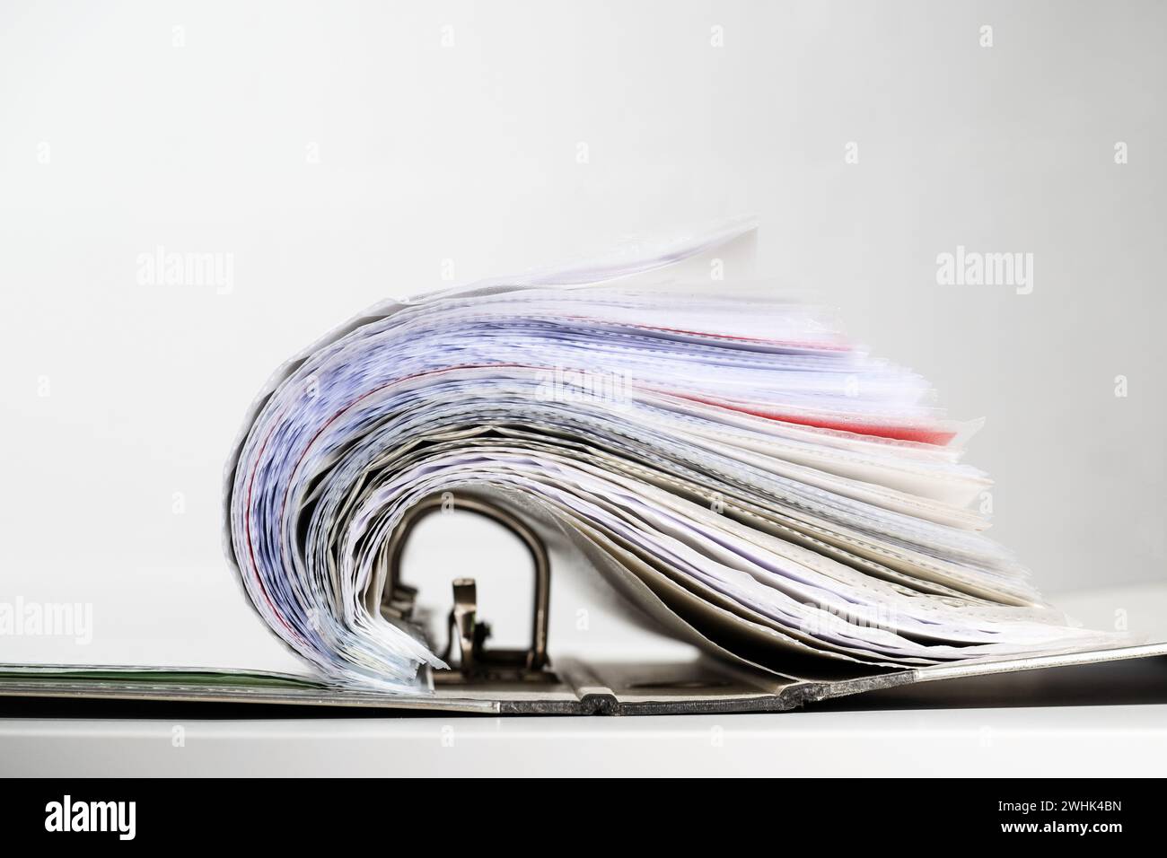 Ringbuch mit vielen Dokumenten in transparenten Hüllen oder gelochten Taschen, geöffnet in Form einer Welle, Büro, Organisation A Stockfoto