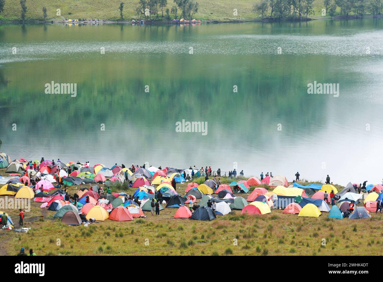 Große Gruppe von Zeltcamping am Ranu Kumbolo See, Mount Semeru, Ost-Java, Indonesien. Stockfoto