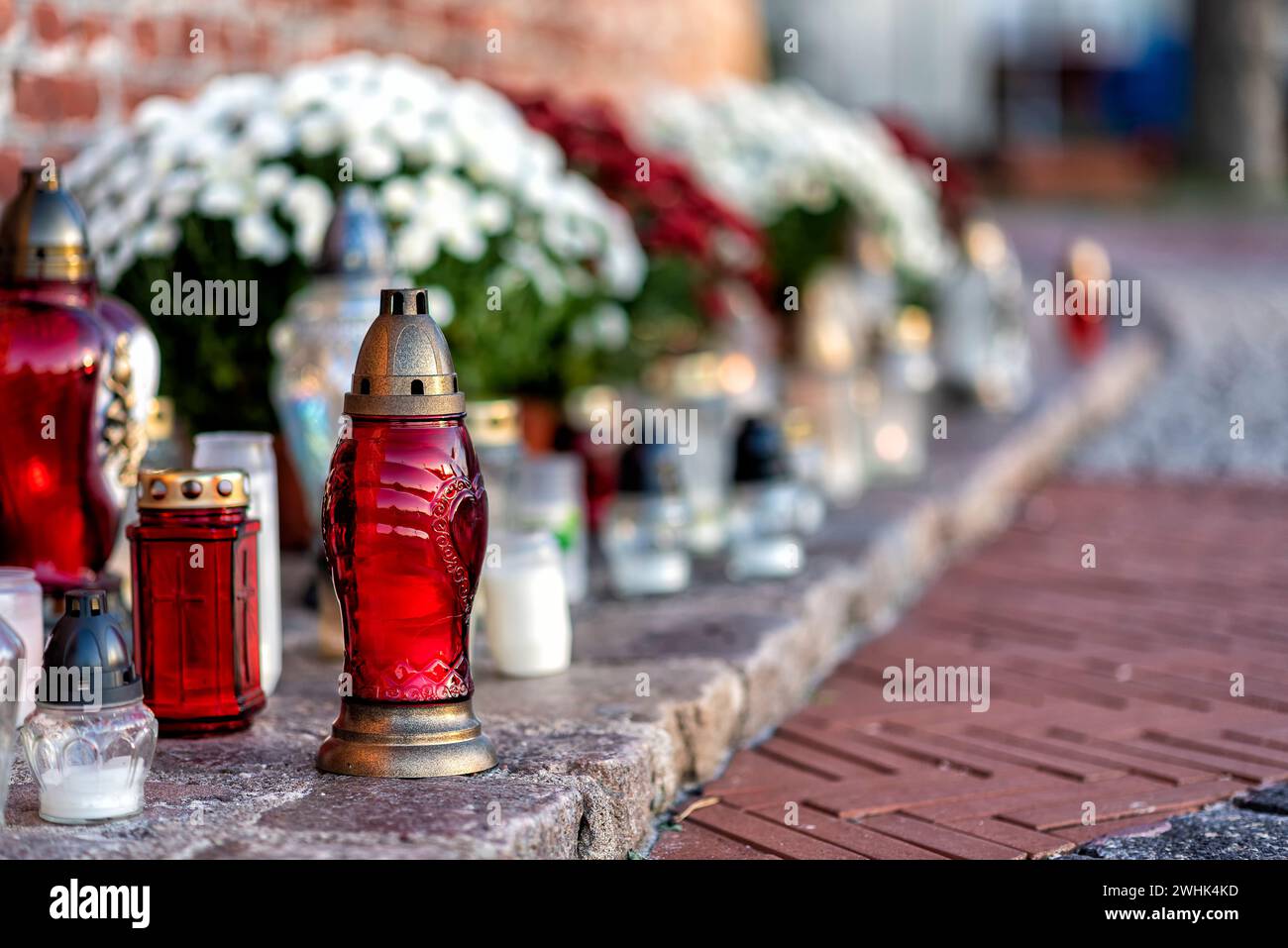 Friedhof mit Blumen und Grabkerzen Stockfoto