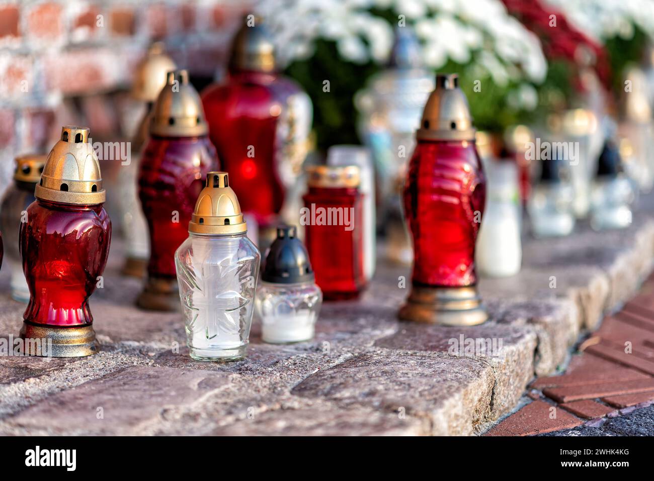 Friedhof mit Blumen und Grabkerzen Stockfoto