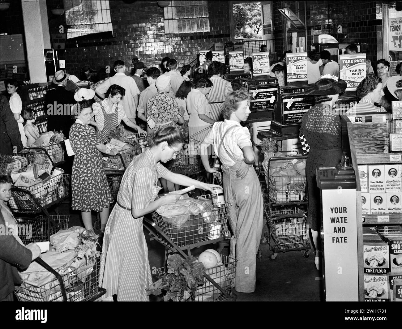 Kunden, die sich an Registrierkassen, Giant Food Shopping Center, Wisconsin Avenue, Washington, D.C., USA, Marjory Collins, U.S. Office of war Information, Juni 1942 Stockfoto