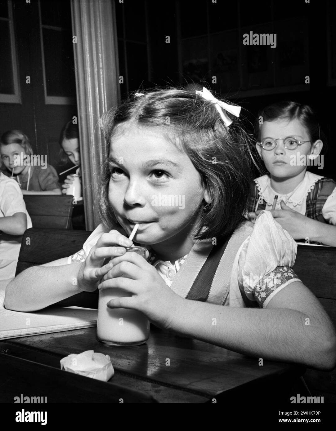 Junges Mädchen trinkt ein Glas Milch im Klassenzimmer, New York City, New York, USA, Marjory Collins, U.S. Office of war Information, Oktober 1942 Stockfoto