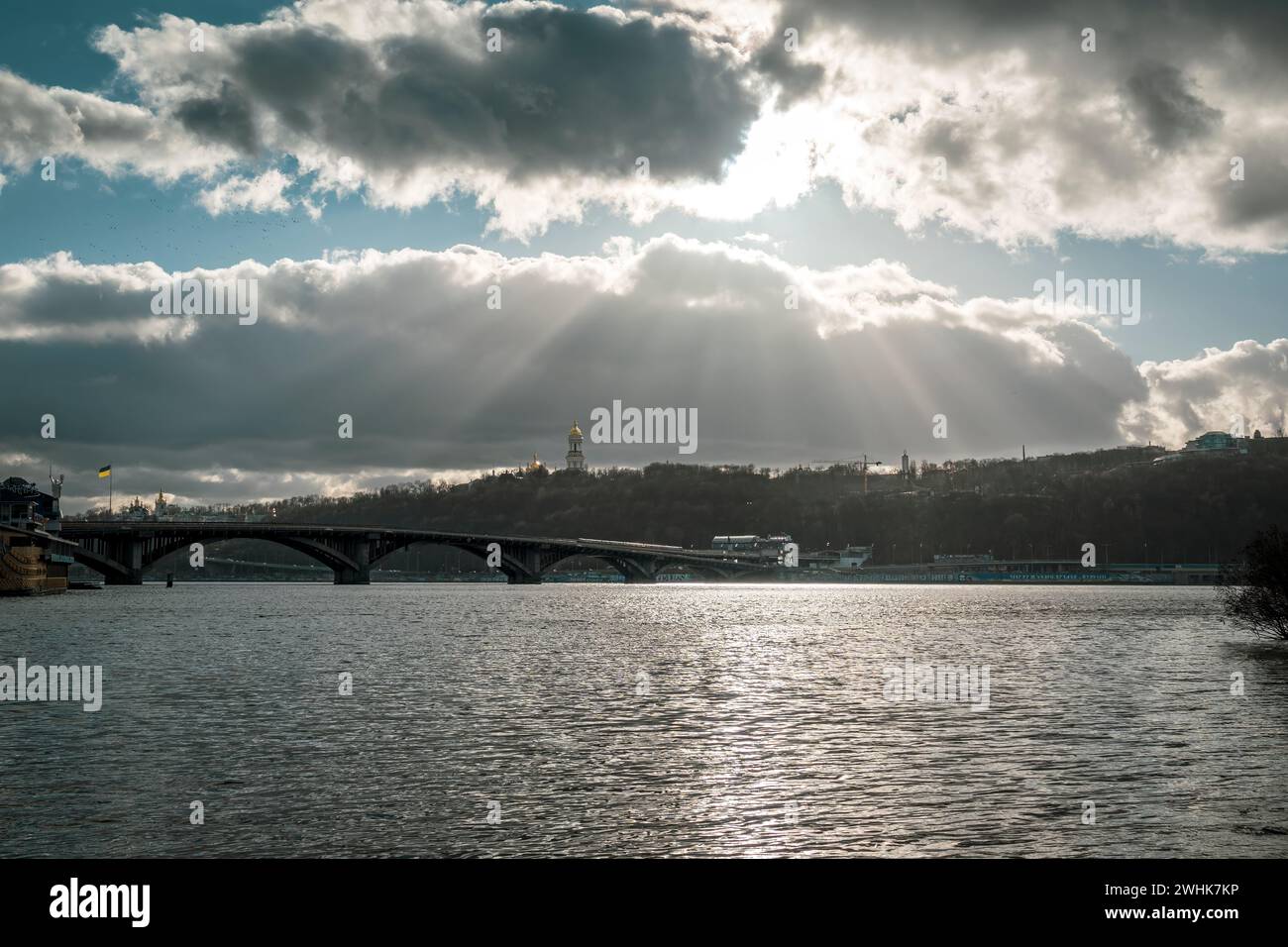 Blick auf Kiew City vom linken Ufer. U-Bahn-Brücke und Kloster Pecherska Lavra auf den Dnipro-Hügeln. Stockfoto
