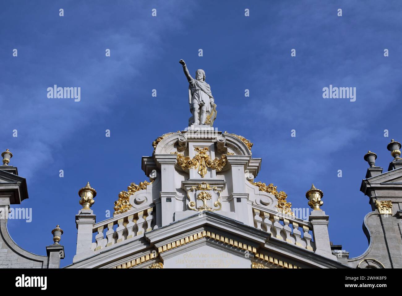Statue des heiligen Homobonus von Cremona auf dem de Gulden Boot Gebäude in Brüssel Stockfoto