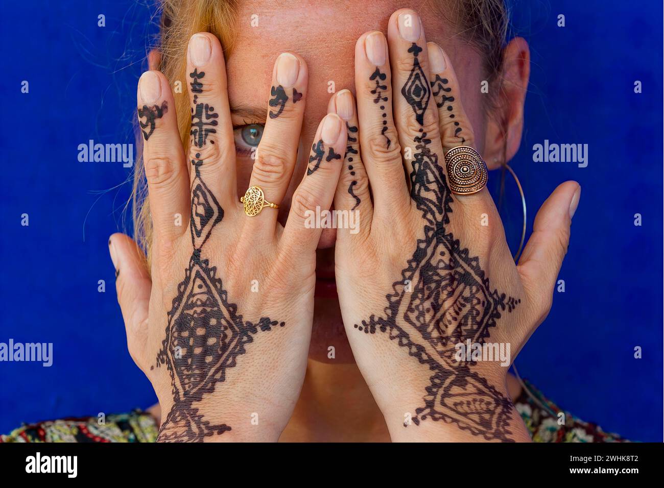 Frau mit traditionellem marokkanischem Handtätowier, Henna, Tattoo, Handwerk, Tradition, traditionell, orientalisch, arabisch, Pflanzenfarbe, Körperdekoration, Muster Stockfoto