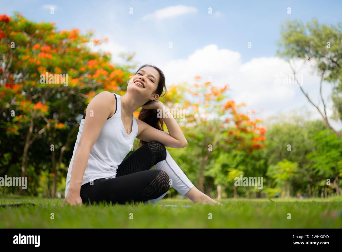 Junge Frau mit Outdoor-Aktivitäten im Stadtpark, Yoga ist ihre gewählte Aktivität. Stockfoto