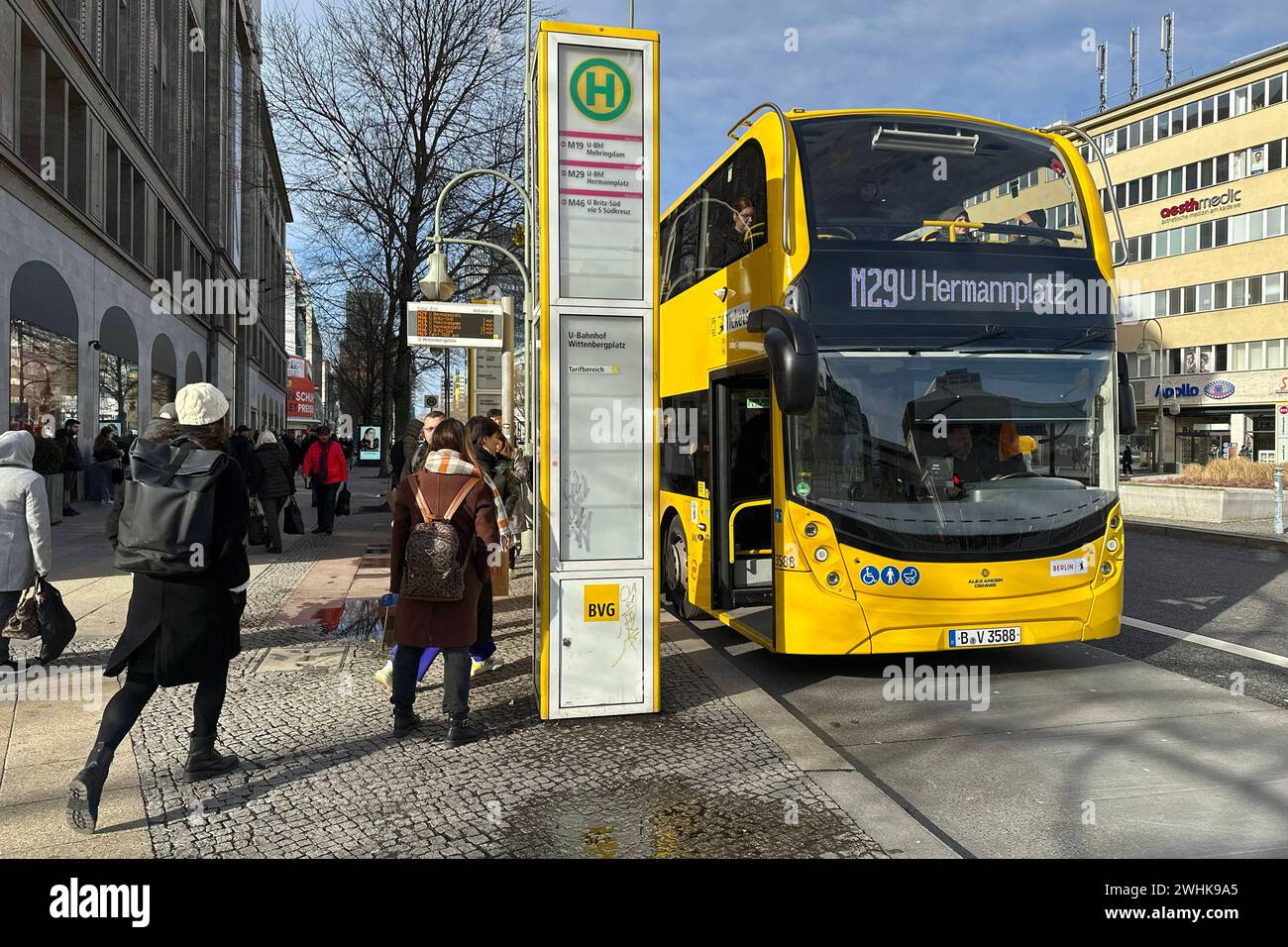 07.02.2024, Berlin, GER - Bus der Linie M29 an der Haltestelle U-Bahnhof Wittenbergplatz. Alltag, Aussen, Aussenaufnahme, Berlin, Berliner Verkehrsbetriebe, Bus, Bushaltestelle, Buslinie M29, Busstation, BVG, BVG-Bus, deutsch, Deutschland, Doppeldecker, Doppeldecker-Bus, Europa, europaeisch, Gesellschaft, Halt, halten, Haltepunkt, Haltestelle, Jahreszeit, Linie M29, Menschen, Metrobus, Nahverkehr, oeffentlicher Nahverkehr, oeffentlicher Personennahverkehr, OEPNV, Personen, Personenbeförderung, QF, Querformat, Stadt, Stadtleben, Stadtverkehr, Strasse, Strassenszene, Strassenverkehr, Tauentzien Stockfoto