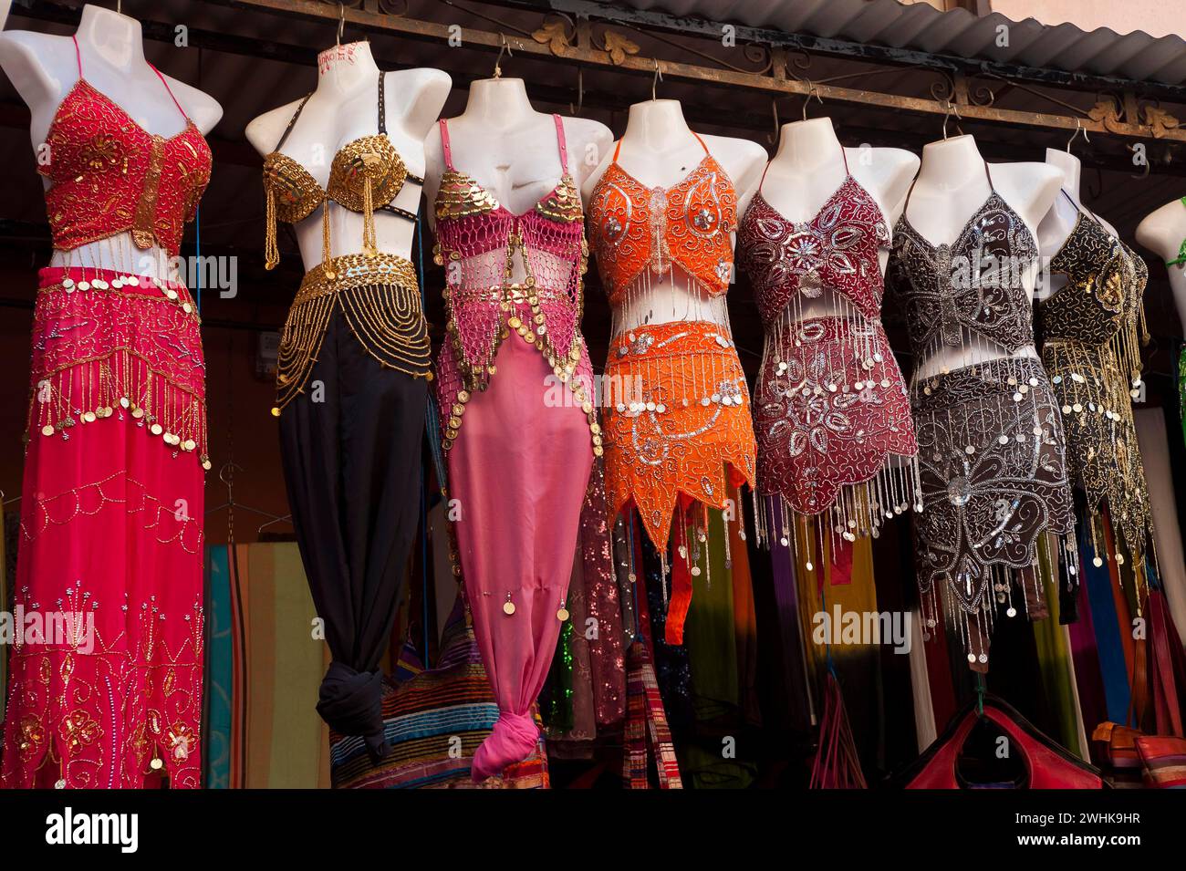 Kaufen Sie Kleider für Bauchtanz in der Medina, Shopping, Souvenir, Kleidung, Tradition, traditionell, muslimisch, Arabisch, Islam, Religion, Symbol Stockfoto