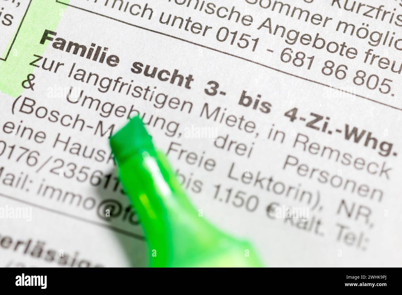 Symbolbild für Wohnungsknappheit, Wohnungswerbung und Textmarker, Familie, Suche, Deutschland Stockfoto