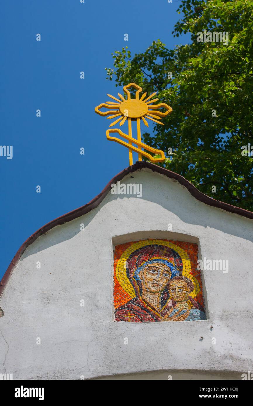 Vergessene weiße orthodoxe Kirche auf dem Land, Denkmal Stockfoto