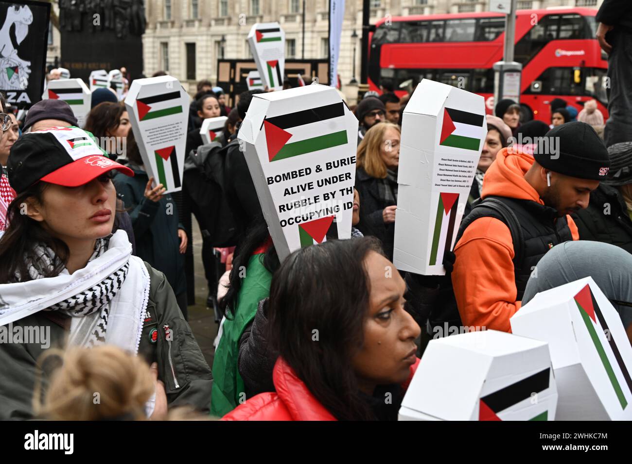 London, UK, 10. Februar 2024: Tausende von pro-palästinensischen Anhängern halten Hunderte von Papiersärgen, die mit den Namen von Kindern geschrieben wurden, die von Benjamin Netanjahu und israelischen Soldaten getötet wurden. Eine Kundgebung für Palästina fand statt, um eine Rückerstattung für das UNRWA gegenüber der Downing Street zu fordern. Demonstranten behaupten, dass die britische Regierung an dem Völkermord in Gaza beteiligt war, und fordern, dass die britische Regierung aufhört, Israel zu bewaffnen, britische Kampfjets abzuwerfen, Bombenanschläge abzuwerfen, die Kinder der Palestianer töten, und den Fonds sofort einzustellen. Gesundheitspersonal für Palästina fordern Gerechtigkeit für ihre Gesundheitspersonal gegen die israelische WEA Stockfoto