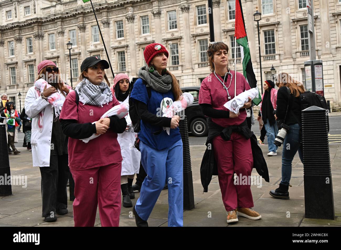 London, UK, 10. Februar 2024: Tausende von pro-palästinensischen Anhängern halten Hunderte von Papiersärgen, die mit den Namen von Kindern geschrieben wurden, die von Benjamin Netanjahu und israelischen Soldaten getötet wurden. Eine Kundgebung für Palästina fand statt, um eine Rückerstattung für das UNRWA gegenüber der Downing Street zu fordern. Demonstranten behaupten, dass die britische Regierung an dem Völkermord in Gaza beteiligt war, und fordern, dass die britische Regierung aufhört, Israel zu bewaffnen, britische Kampfjets abzuwerfen, Bombenanschläge abzuwerfen, die Kinder der Palestianer töten, und den Fonds sofort einzustellen. Gesundheitspersonal für Palästina fordern Gerechtigkeit für ihre Gesundheitspersonal gegen die israelische WEA Stockfoto