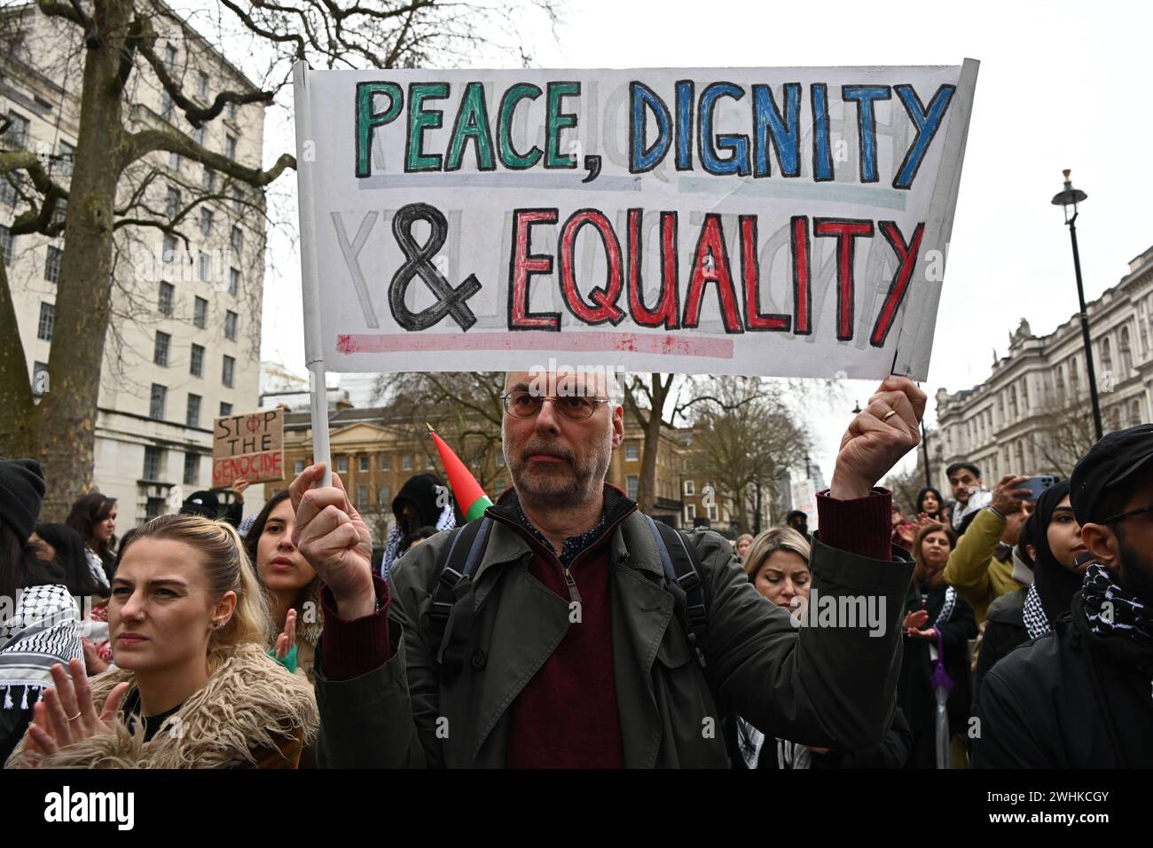 London, UK, 10. Februar 2024: Tausende von pro-palästinensischen Anhängern halten Hunderte von Papiersärgen, die mit den Namen von Kindern geschrieben wurden, die von Benjamin Netanjahu und israelischen Soldaten getötet wurden. Eine Kundgebung für Palästina fand statt, um eine Rückerstattung für das UNRWA gegenüber der Downing Street zu fordern. Demonstranten behaupten, dass die britische Regierung an dem Völkermord in Gaza beteiligt war, und fordern, dass die britische Regierung aufhört, Israel zu bewaffnen, britische Kampfjets abzuwerfen, Bombenanschläge abzuwerfen, die Kinder der Palestianer töten, und den Fonds sofort einzustellen. Gesundheitspersonal für Palästina fordern Gerechtigkeit für ihre Gesundheitspersonal gegen die israelische WEA Stockfoto