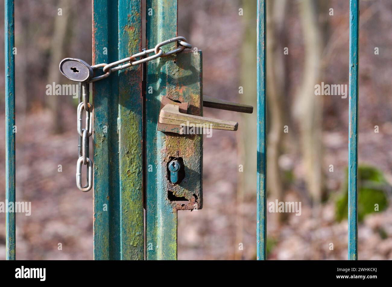 Verriegeltes Sicherheitsvorhängeschloss. Kein Zutritt oder kein Betreten des Konzepts privater oder beschränkter Immobilien. Rostiges Tor im Vintage-Stil. Stockfoto