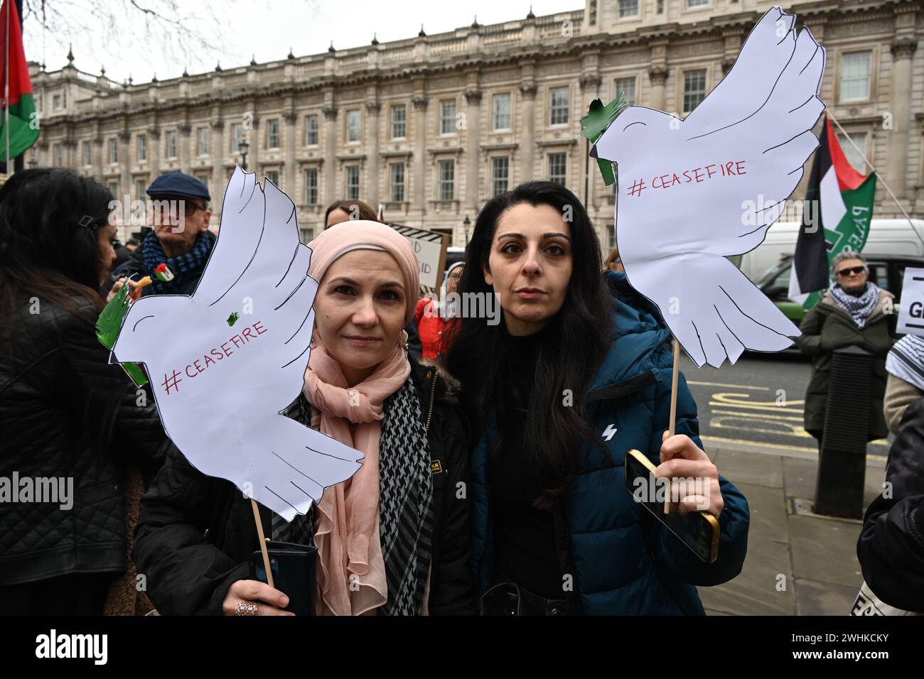 London, UK, 10. Februar 2024: Tausende von pro-palästinensischen Anhängern halten Hunderte von Papiersärgen, die mit den Namen von Kindern geschrieben wurden, die von Benjamin Netanjahu und israelischen Soldaten getötet wurden. Eine Kundgebung für Palästina fand statt, um eine Rückerstattung für das UNRWA gegenüber der Downing Street zu fordern. Demonstranten behaupten, dass die britische Regierung an dem Völkermord in Gaza beteiligt war, und fordern, dass die britische Regierung aufhört, Israel zu bewaffnen, britische Kampfjets abzuwerfen, Bombenanschläge abzuwerfen, die Kinder der Palestianer töten, und den Fonds sofort einzustellen. Gesundheitspersonal für Palästina fordern Gerechtigkeit für ihre Gesundheitspersonal gegen die israelische WEA Stockfoto