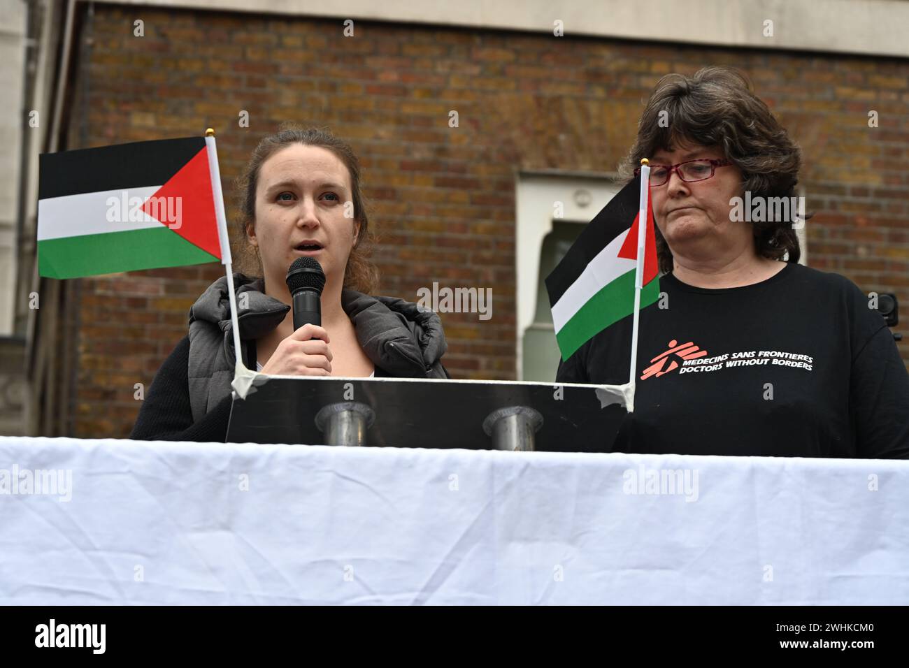 London, UK, 10. Februar 2024: Tausende von pro-palästinensischen Anhängern halten Hunderte von Papiersärgen, die mit den Namen von Kindern geschrieben wurden, die von Benjamin Netanjahu und israelischen Soldaten getötet wurden. Eine Kundgebung für Palästina fand statt, um eine Rückerstattung für das UNRWA gegenüber der Downing Street zu fordern. Demonstranten behaupten, dass die britische Regierung an dem Völkermord in Gaza beteiligt war, und fordern, dass die britische Regierung aufhört, Israel zu bewaffnen, britische Kampfjets abzuwerfen, Bombenanschläge abzuwerfen, die Kinder der Palestianer töten, und den Fonds sofort einzustellen. Gesundheitspersonal für Palästina fordern Gerechtigkeit für ihre Gesundheitspersonal gegen die israelische WEA Stockfoto