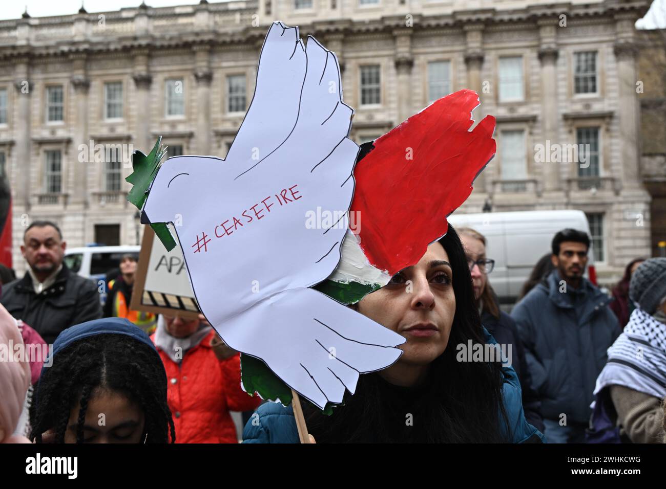 London, UK, 10. Februar 2024: Tausende von pro-palästinensischen Anhängern halten Hunderte von Papiersärgen, die mit den Namen von Kindern geschrieben wurden, die von Benjamin Netanjahu und israelischen Soldaten getötet wurden. Eine Kundgebung für Palästina fand statt, um eine Rückerstattung für das UNRWA gegenüber der Downing Street zu fordern. Demonstranten behaupten, dass die britische Regierung an dem Völkermord in Gaza beteiligt war, und fordern, dass die britische Regierung aufhört, Israel zu bewaffnen, britische Kampfjets abzuwerfen, Bombenanschläge abzuwerfen, die Kinder der Palestianer töten, und den Fonds sofort einzustellen. Gesundheitspersonal für Palästina fordern Gerechtigkeit für ihre Gesundheitspersonal gegen die israelische WEA Stockfoto