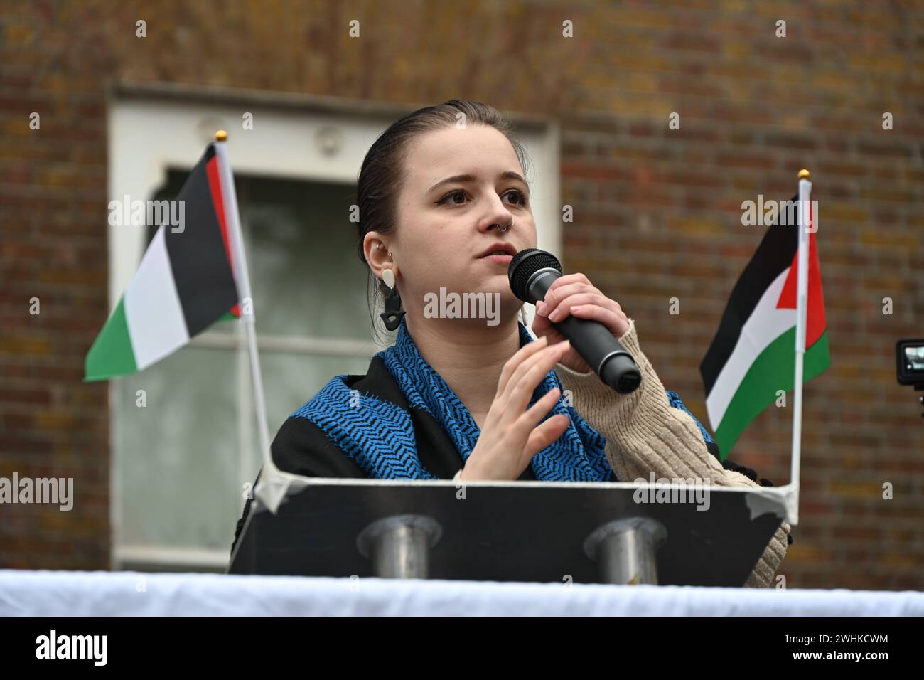 London, UK, 10. Februar 2024: Tausende von pro-palästinensischen Anhängern halten Hunderte von Papiersärgen, die mit den Namen von Kindern geschrieben wurden, die von Benjamin Netanjahu und israelischen Soldaten getötet wurden. Eine Kundgebung für Palästina fand statt, um eine Rückerstattung für das UNRWA gegenüber der Downing Street zu fordern. Demonstranten behaupten, dass die britische Regierung an dem Völkermord in Gaza beteiligt war, und fordern, dass die britische Regierung aufhört, Israel zu bewaffnen, britische Kampfjets abzuwerfen, Bombenanschläge abzuwerfen, die Kinder der Palestianer töten, und den Fonds sofort einzustellen. Gesundheitspersonal für Palästina fordern Gerechtigkeit für ihre Gesundheitspersonal gegen die israelische WEA Stockfoto