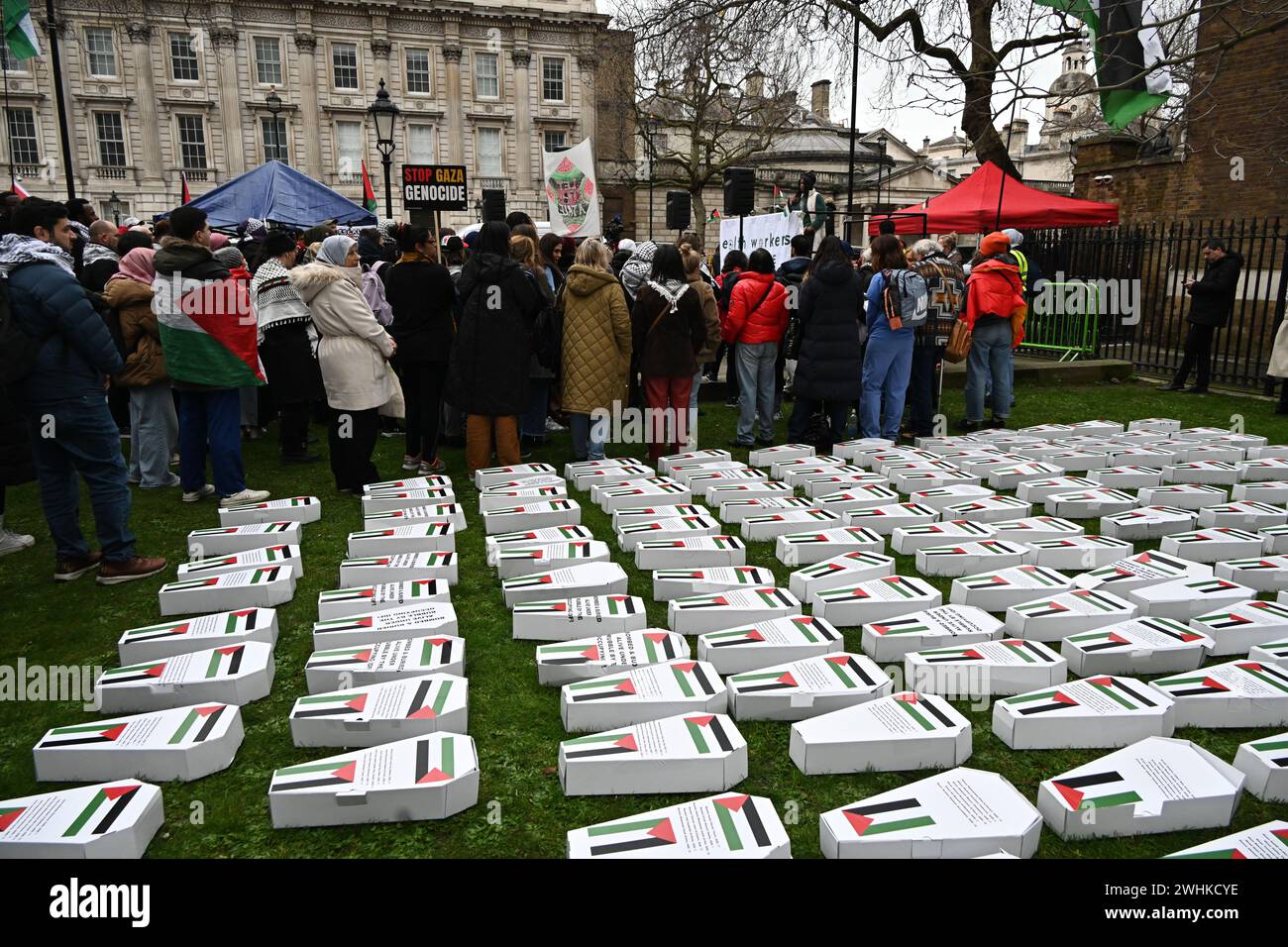 London, UK, 10. Februar 2024: Tausende von pro-palästinensischen Anhängern halten Hunderte von Papiersärgen, die mit den Namen von Kindern geschrieben wurden, die von Benjamin Netanjahu und israelischen Soldaten getötet wurden. Eine Kundgebung für Palästina fand statt, um eine Rückerstattung für das UNRWA gegenüber der Downing Street zu fordern. Demonstranten behaupten, dass die britische Regierung an dem Völkermord in Gaza beteiligt war, und fordern, dass die britische Regierung aufhört, Israel zu bewaffnen, britische Kampfjets abzuwerfen, Bombenanschläge abzuwerfen, die Kinder der Palestianer töten, und den Fonds sofort einzustellen. Gesundheitspersonal für Palästina fordern Gerechtigkeit für ihre Gesundheitspersonal gegen die israelische WEA Stockfoto