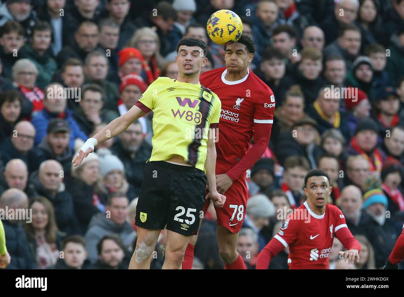 Liverpool, Großbritannien. Februar 2024. Zeki Amdouni aus Burnley (25) und Jarell Quansah aus Liverpool springen um den Ball. Premier League Spiel Liverpool gegen Burnley am Samstag, 10. Februar 2024, Anfield in Liverpool. Dieses Bild darf nur für redaktionelle Zwecke verwendet werden. Nur redaktionelle Verwendung. bild von Chris Stading/Andrew Orchard Sportfotografie/Alamy Live News Credit: Andrew Orchard Sportfotografie/Alamy Live News Stockfoto