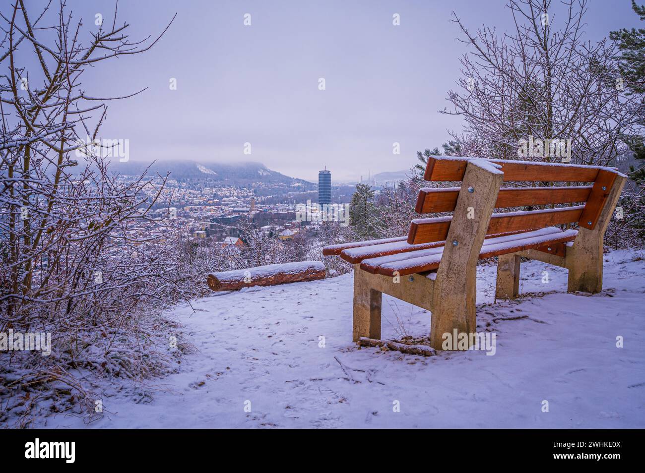 Jena im Winter mit dem Jentower im Stadtzentrum unter bewölktem Himmel, Jena, Thüringen, Deutschland Stockfoto