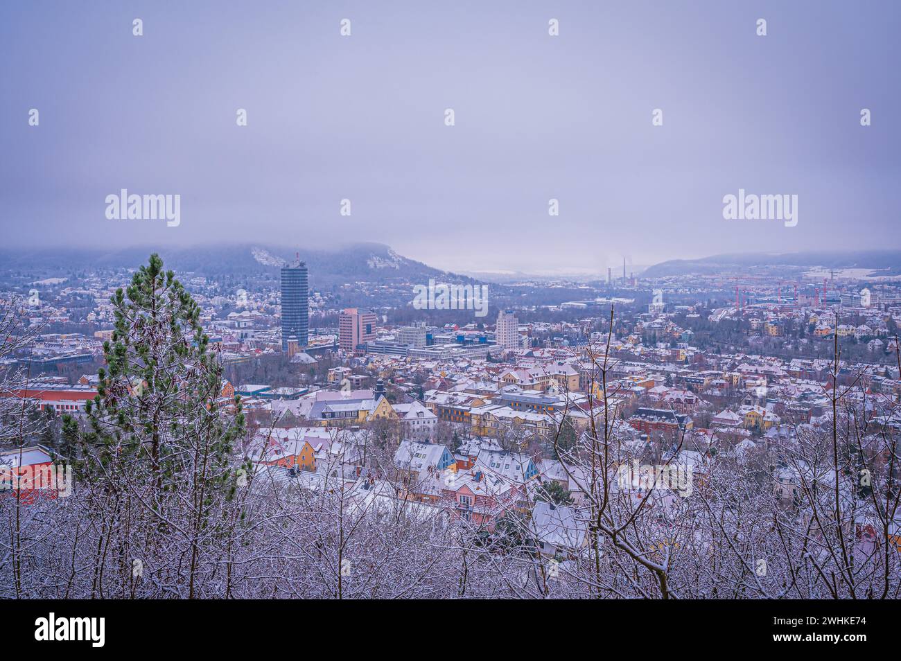 Jena im Winter mit dem Jentower im Stadtzentrum unter bewölktem Himmel, Jena, Thüringen, Deutschland Stockfoto
