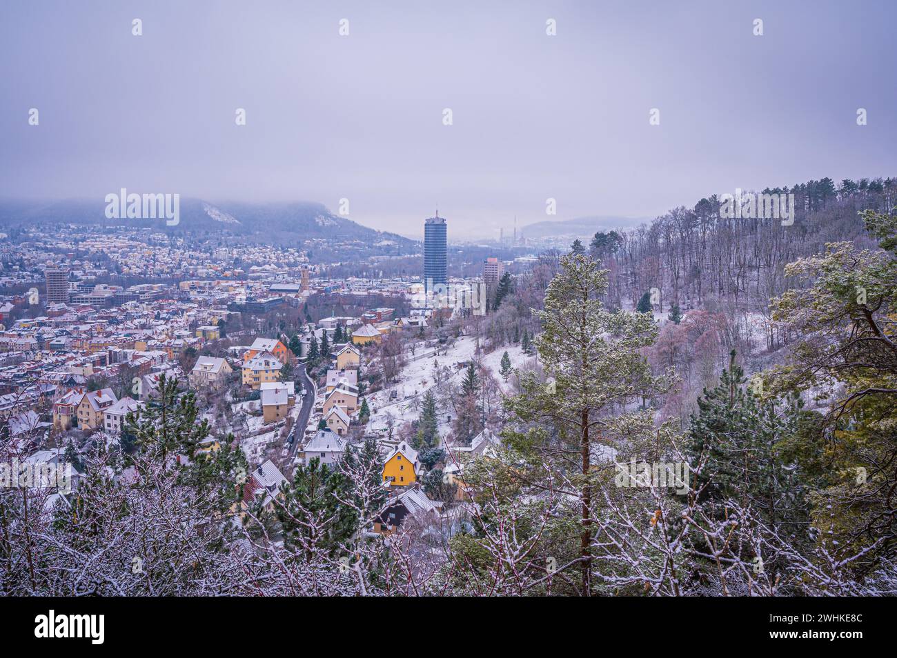 Jena im Winter mit dem Jentower im Stadtzentrum unter bewölktem Himmel, Jena, Thüringen, Deutschland Stockfoto