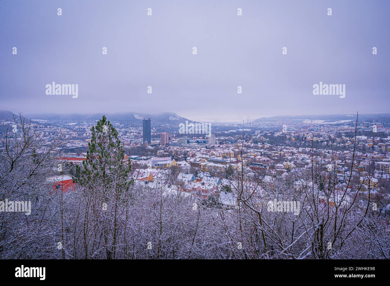 Jena im Winter mit dem Jentower im Stadtzentrum unter bewölktem Himmel, Jena, Thüringen, Deutschland Stockfoto